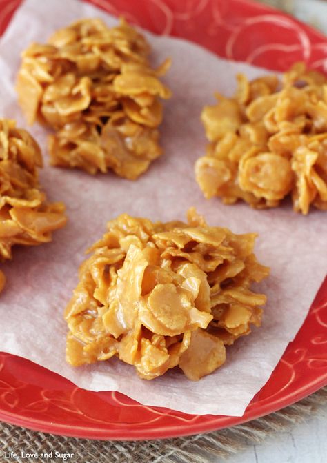 Corn Flake Caramel Clusters - Similar to Mom's recipe, plus I add 1 cup of coconut and 1 cup of chopped walnuts. Makes about 50. Cornflake Candy, Caramel Clusters, Peanut Butter Cornflake Cookies, Clusters Recipe, Flake Recipes, Cornflake Cookies, Corn Flake, Chewy Caramel, Easy No Bake Desserts