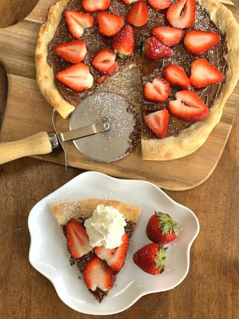 Strawberry and Nutella Dessert Pizza - Proud Italian Cook Nutella Pizza Dessert, Nutella Fruit Pizza, Dessert Pizza Aesthetic, Strawberry Nutella Pizza, Nutella And Strawberry Recipes, Nutella Pizza Recipe, Chocolate Pizza Recipe, Strawberry And Nutella, Desert Pizza