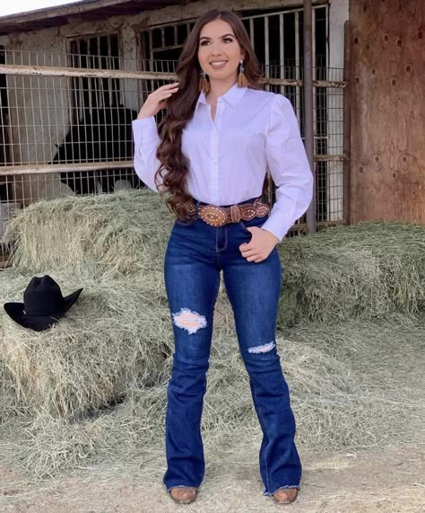 Country Outfits Women, The Color White, Casual Oufits, Casual Country Outfits, High Rise Flare Jeans, Fiesta Outfit, Western Wear Outfits, Looks Country, Estilo Country