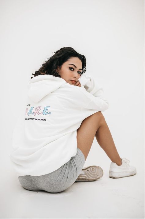 Sweatsuit Photoshoot, Sweatshirt Poses, Sweatshirt Photoshoot Ideas, Sweatshirt Photoshoot, Hoodie Photoshoot Ideas, Merch Photoshoot Ideas, Sweatshirt Photography, Hoodie Poses, Merch Photography