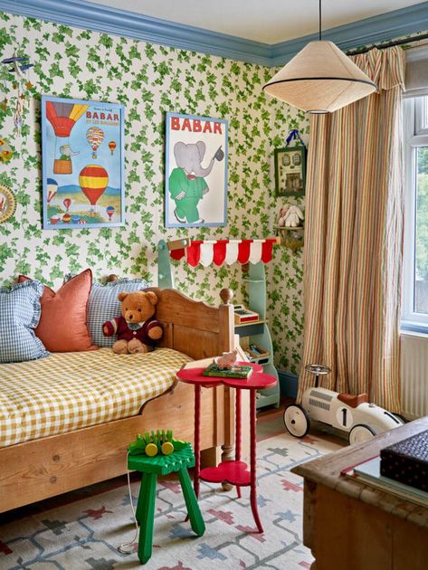 Snug Playroom Ideas, Colorful Nordic Interior, Eclectic Nursery Gender Neutral, Eclectic Toddler Room, Colourful Toddler Room, Maximalist Playroom, Very Small Bedroom Ideas For Kids, Fun Kids Bedroom Ideas, Maximalist Kids Room