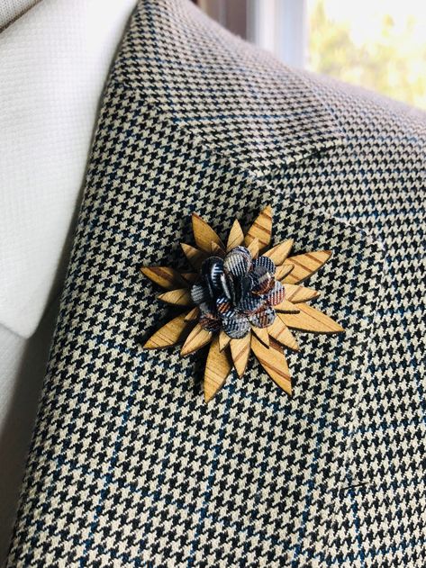 Wood Brooch, Wedding Lapel, Lapel Pins Wedding, Grooms Party, Prom Suits For Men, Disney Dress Up, Cascading Wedding Bouquets, Brooch Wedding, Groomsmen Boutonniere