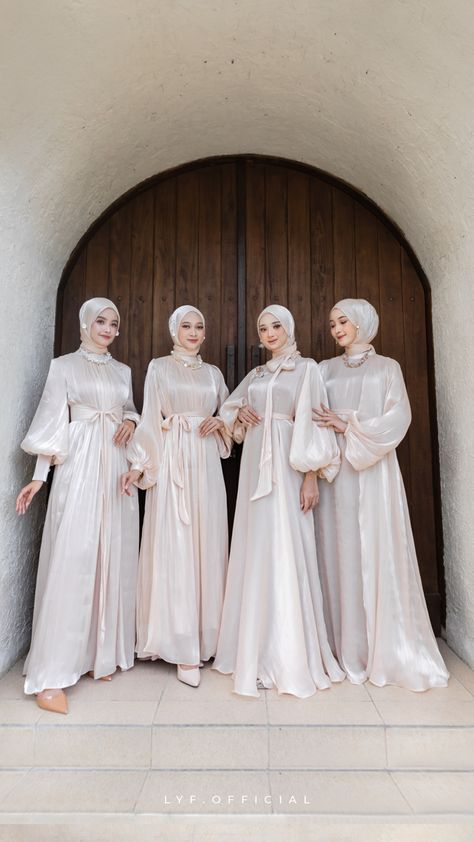 Kondangan Couple, Braids Maid Dresses, Hijab Bridesmaid, Bridesmaid Dresses Hijab, Outfit Ideas Muslim, Cream Bridesmaid Dresses, Braidsmaid Dresses, Silk Bridesmaid Dresses, Modern Kebaya