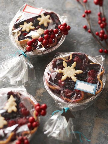 Mini Pies made in aluminum tins all wrapped up and ready for giving. Recipe available. Christmas Food Gifts, Edible Gifts, Christmas Cooking, Christmas Goodies, Wrapping Ideas, Noel Christmas, Homemade Christmas, Holiday Treats, Food Gifts