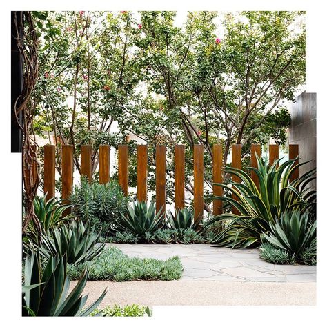 PERFECTLY ALIGNED // A fence doesn’t need to be solid to do its job. #AllSeasons Front Yard Fence Ideas, Yard Fence Ideas, Low Fence, Yard Fence, Front Fence, Front Yard Fence, Modern Landscape Design, Landscape Plans, Fence Ideas