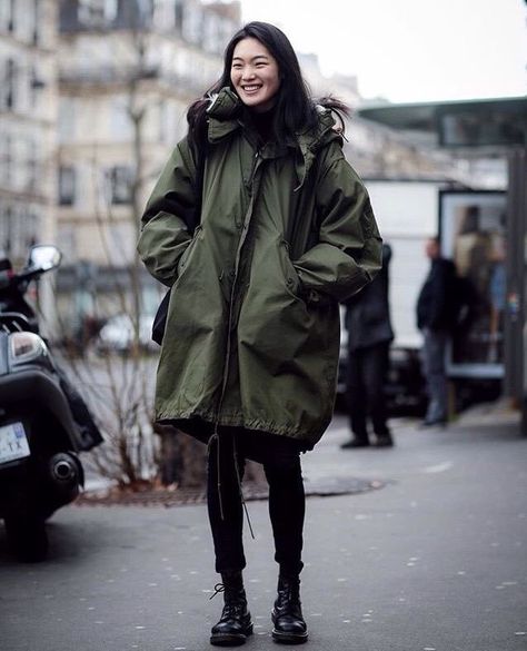 Oversize Parka Outfit, Green Parka Outfit Winter, Parka Street Style, Green Parka Outfit, Parka Outfit Winter, Oversized Jacket Outfit, Parka Outfit, Military Parka, 일본 패션