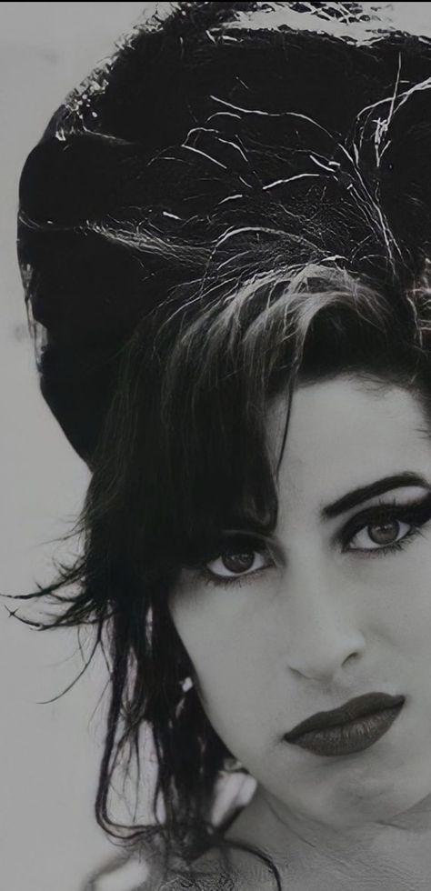 Amy Winehouse Wallpaper, Amy Winehouse Black, Scared Person, Amy Wine, Amy W, Amy Winehouse Style, Amazing Amy, 90s Hiphop, Poster Black And White