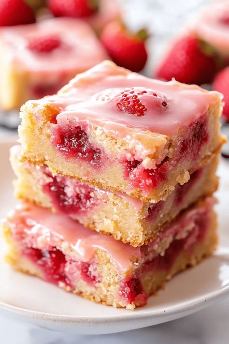 Strawberry Lemon Blondies are a delicious treat that beautifully balances the sweetness of strawberries with the zesty brightness of lemons. These soft, chewy bars are ideal for any occasion! Unlike cookies, bars and brownies are quicker to make and are the perfect dessert to bring to gatherings. This Strawberry Lemon Blondie recipe is bursting with Lemon Strawberry Recipes, Strawberry Shortbread Bars, Strawberry Lemon Recipes, Blondies Recipe Classic, Strawberry Lemon Cookies, Strawberry Crunch Bars, Strawberry Lemon Bars, Strawberry Lemon Blondies, Strawberry Blondie