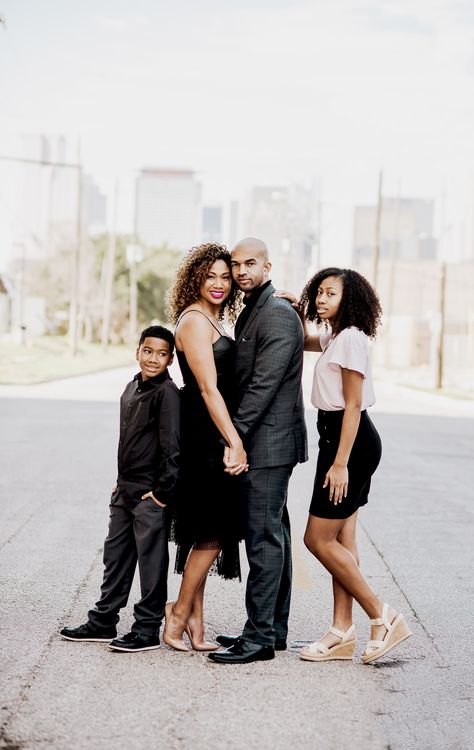 Family Portrait Poses 4 People, Downtown Photoshoot Family, Poppy Photoshoot, City Family Photoshoot, Urban Family Photography, Adult Family Photos, Urban Family Photos, Modern Photoshoot, Couples Downtown