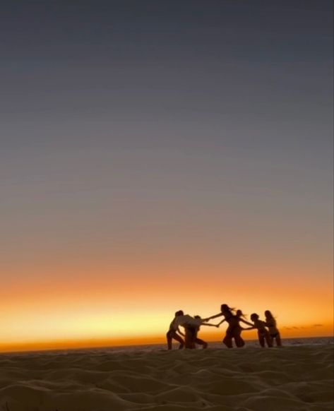 Circle Of Friends Aesthetic, Beach Group Photo Ideas, Group Beach Pictures Friends, Camping Aesthetic Friends, Trip Poses, Gang Group, Fun Beach Pictures, Sand Aesthetic, Main Character Moment