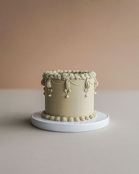 Victorian Cakes, Bolo Vintage, Us Food, Vintage Birthday Cakes, Mini Cakes Birthday, Pretty Dessert, Cake Decorating Designs, Mini Cake, Pretty Birthday Cakes