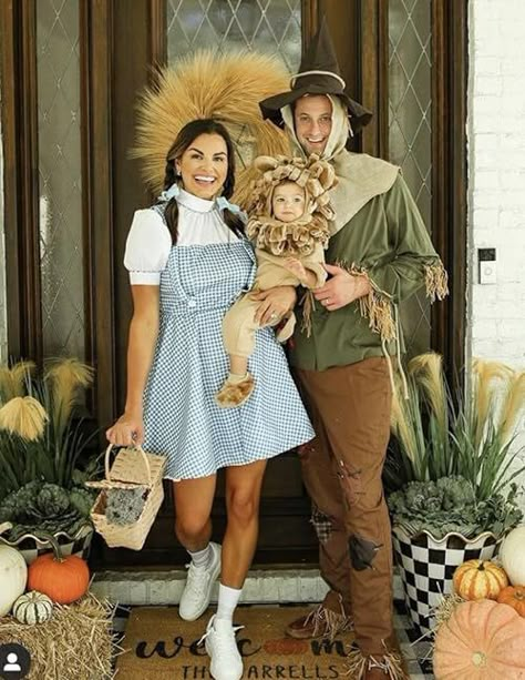 Family Costumes Wizard Of Oz, Cool Family Costumes, The Wizard Of Oz Family Costumes, Family Halloween Costumes Wizard Of Oz, Wizard Of Oz Couples Costume, Up Movie Costume Ideas, Costume Ideas For Family Of 3 Halloween, Dorothy And Scarecrow Costume Couple, Iconic Family Halloween Costumes