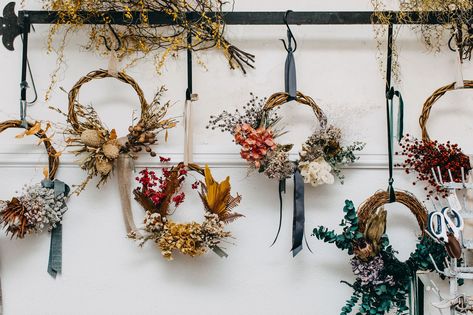 Christmas Wreath Display Ideas, Wreath Market Display, Christmas Wreath Display, Dried Flower Display Wall, Flower Shop Christmas Display, Dried Flowers Christmas Decor, Dried Flower Christmas Ornaments, Christmas Dried Flowers, Wreath Ideas Diy