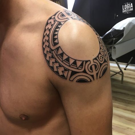 Tatuaje en el hombro geométrico tribal. Realizado en Logia Tattoo Barcelona Tatau Tattoo, Tato Maori, Maori Tattoo Designs, Famous Tattoos, Mother Tattoos, Back Tattoos For Guys, Different Tattoos, Sleeves Ideas, Sun Tattoo