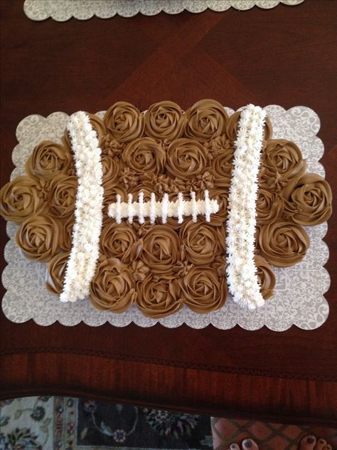 Wish I'd seen this before Chase's birthday!!! Although I did something very similar. Maybe another birthday in the future. Football Cupcake Cakes, Birthday Cake Boys, Football Cupcake, Football Super Bowl, Football Cupcakes, Pull Apart Cupcake Cake, Pull Apart Cake, Cake Pulls, Boys Football