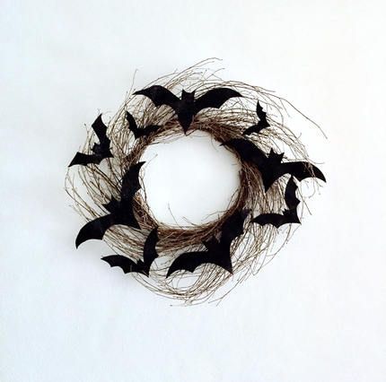 Bat Wreath, Strand Decor, Halloween Door Wreath, Simple Halloween Decor, Wreaths Halloween, Halloween Chic, Elegant Halloween Decor, Halloween Door Wreaths, Etsy Halloween