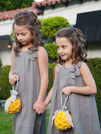 This sweet flower girl hairstyle is a classic. Give your flower girls loose curls and pin the front pieces of their hair back for a youthful finish. Grey Flower Girl Dress, Wedding Hairstyles For Girls, Girl Hairdos, Curly Hair Styles Easy, Flower Girl Hairstyles, Peinados Fáciles Para Cabello Corto, Modern Hairstyles, Girl Short Hair