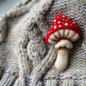 Mushroom Handmade, Mushroom Brooch, Wool Brooch, Diy Tricot, Felt Mushroom, Mushroom Crafts, Needle Felting Diy, Wool Felt Projects, Needle Felted Christmas