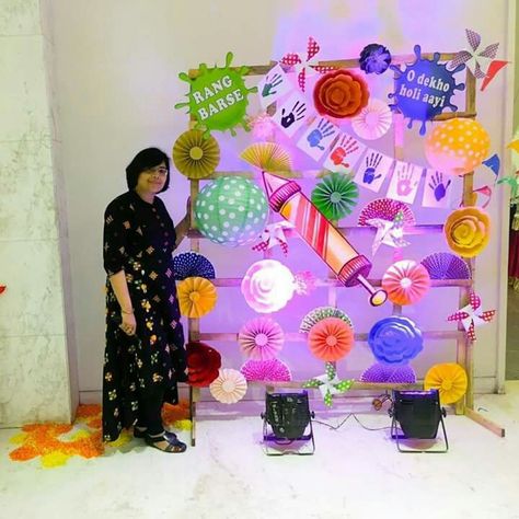 Holi Selfie Booth, Holi Bulletin Board Decoration, Holi Celebration Ideas Kids, Holi Decorations Ideas At Home, Holi Party Decoration Decorating Ideas, Holi Event Decor, Holi Decoration Ideas For School, Holi Celebration Decoration, Holi Theme Decoration At Home