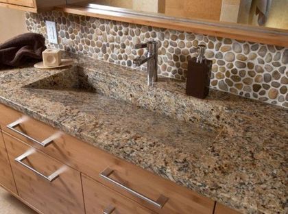 29 Cool Stone And Rock Kitchen Backsplashes That Wow River Rock Backsplash, Rock Kitchen, Rock Backsplash, Tub To Shower Remodel, Stone Backsplash Kitchen, Trendy Kitchen Tile, Shower Remodel Diy, Small Shower Remodel, Fiberglass Shower