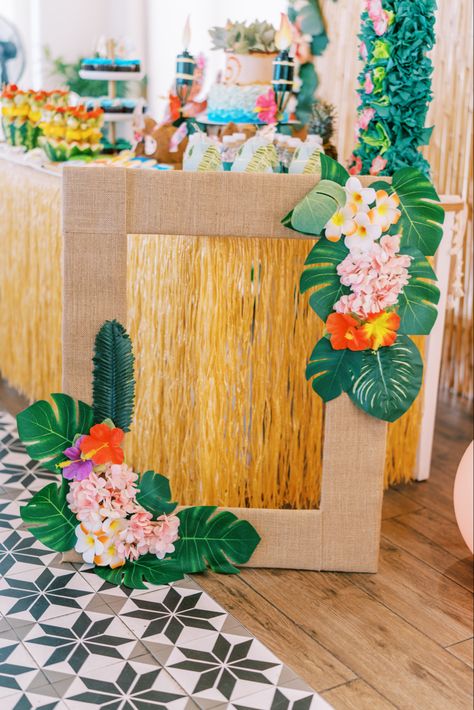 Photobooth Frame Moana Photo Booth, Tropical Photo Booth, Hawaiian Photo Booth, Moana Themed Birthday Party, Malibu Party, Photobooth Layout, Photobooth Frame, 17th Birthday Ideas, Birthday 4