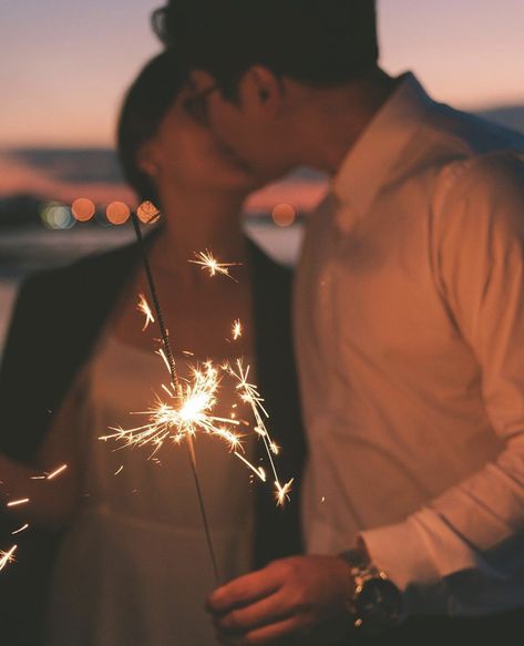 Fireworks Couple, Sparkler Pictures, Casual Couple Photos, Raphael Veiga, Baby Announcement Pictures, Couple Engagement Pictures, Sky Lanterns, Anniversary Photoshoot, Save The Date Photos