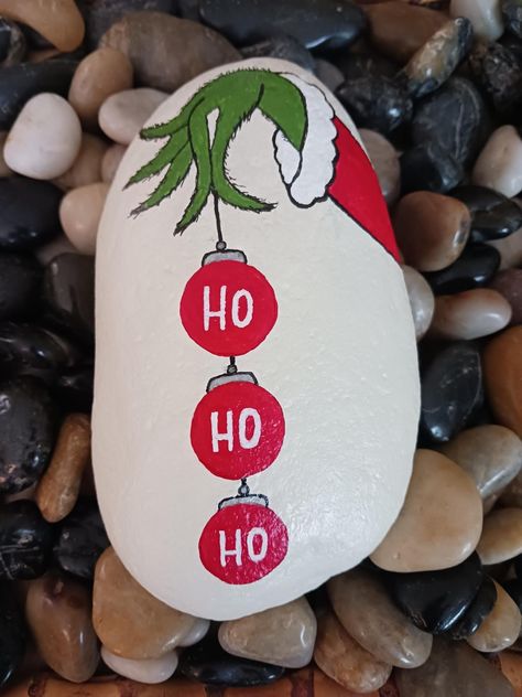 Elf Painted Rocks, Rock Painting For Christmas, Christmas Rock Painting Ideas, Garden Decor Crafts, Christmas Rocks, Diy Rock Art, Happy Stones, Christmas Candy Recipes, Organisation Hacks