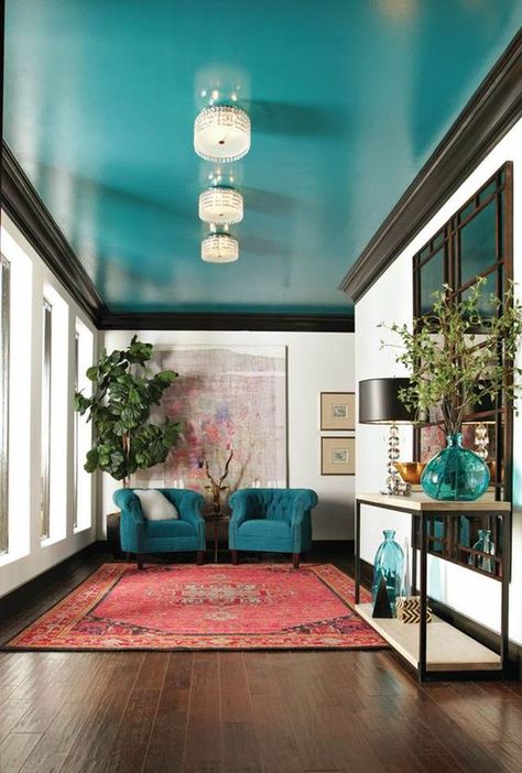 The debate over black trim, black doorways, and/or black windows Turquoise Room, Blue Ceilings, Sala Grande, Design Salon, Painted Ceiling, The Ceiling, Room Colors, Ceiling Design, Decoration Design