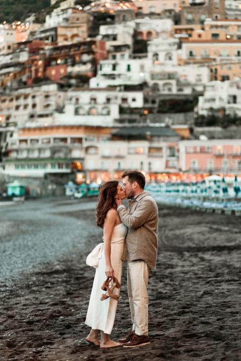 Napoli Photography, Italy Engagement, Seating Chart Wedding Diy, Destination Engagement Photos, Destination Engagement, Anniversary Photoshoot, Positano Italy, Wedding Session, Engagement Photo Inspiration