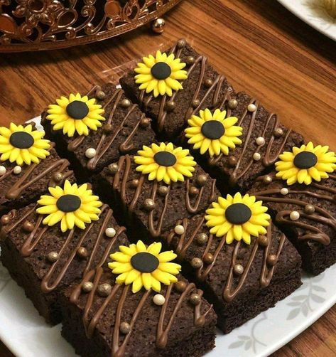 Sunflower Brownies, Brownie Gourmet, Decorated Brownies, Birthday Cake Decorating Ideas, Sunflower Party, Sunflower Baby Showers, Sunflower Themed Wedding, Sweet Caroline, Cake Decorating Ideas