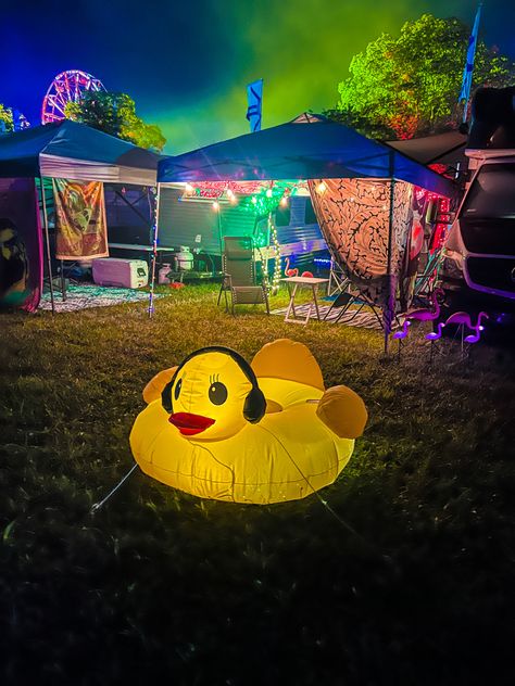 Bonnaroo Music and Art Festival Music Festival Campsite, Camping Music Festival, Festival Campsite Decorating, Rave Camping Setup, Festival Campsite, Tent Festival, Camping Festival Aesthetic, Camping Festival Campsite, Festival Camping Aesthetic