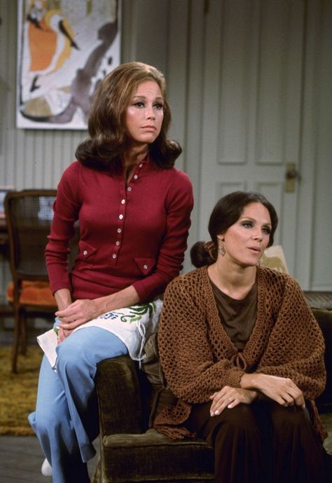 Squad Goals: Our Favorite TV Female Friendships of All Time Rhoda Morgenstern, Valerie Harper, Rockford Files, 1970s Movies, Mary Tyler Moore Show, Tyler Moore, Vintage Stars, Mary Tyler Moore, Retro Hair