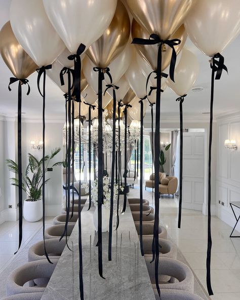 🤍🖤🤍 Helium filled ceiling balloons with bows   #CeilingBalloons #PrettyBalloons Beige Theme Party, Basic Party Decorations, 25 Men Birthday Ideas, Dinner Party Backdrop, Birthday Party Ideas 28 Years, 2024 Nye Party, Boujee Party Decor, Display Photos At Party, New Years Decor Ideas