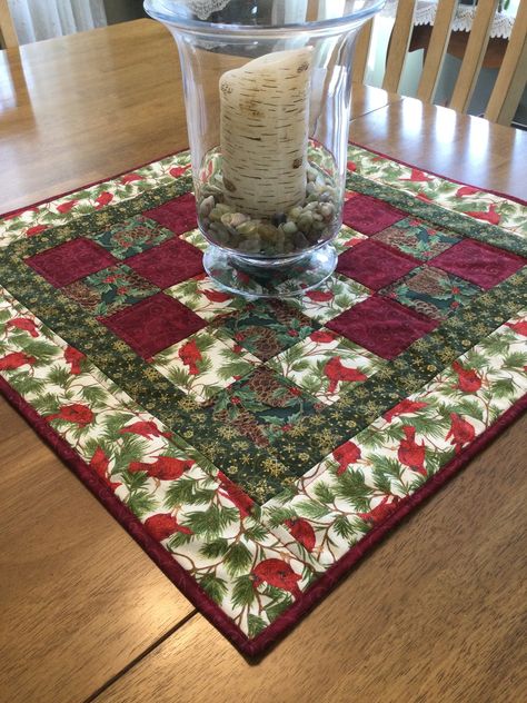 Table Topper Christmas, Christmas Table Toppers Free Pattern, Table Toppers Quilted Patterns Free, Christmas Table Runners Quilted, Cardinal Table Runner, Christmas Table Topper, Quilted Table Runners Christmas, Christmas Quilting Projects, Christmas Table Toppers