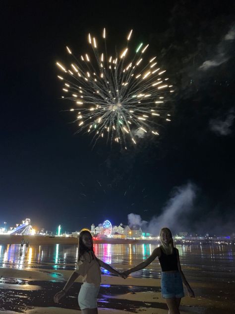 #summer #night #beach #fireworks #best #friends #besties #vsco Firework Pics, Firework Photos, Summer Night Beach, Beach Fireworks, July Vibes, 16 Wishes, Fireworks Art, Fireworks Pictures, Fireworks Photo