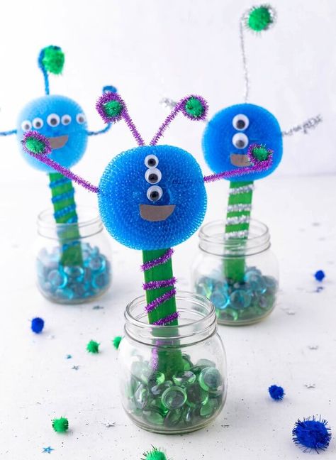 Looking for cute Alien Crafts for Kids to celebrate Alien Day on 26 April? Well, you've come to the right place because we've got quite a few of them! Alien Crafts For Kids, Alien Craft, Alien Crafts, Sun Crafts, Wooden Craft Sticks, Pencil Crafts, Magic Sand, Teachers Resources, Space Activities