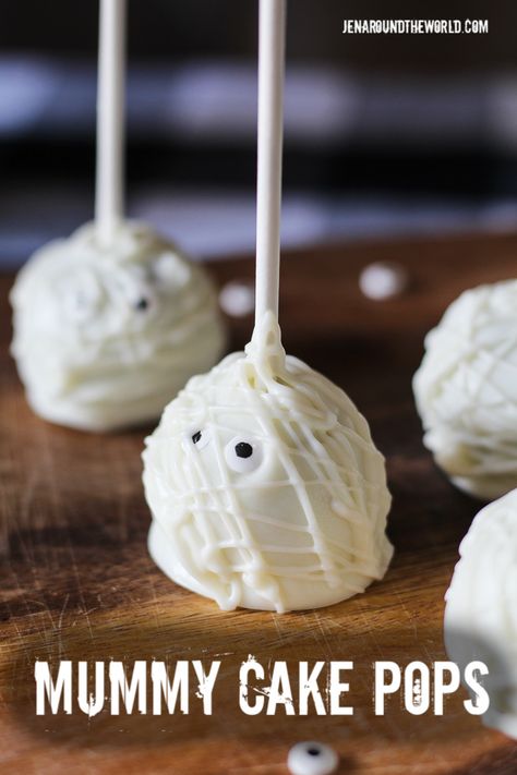 Mummy Cake Pops #HalloweenTreatsWeek - Jen Around the World Parmesan Shortbread, Scary Desserts, Mummy Cake, Candy Wafers, Chocolate Whoopie Pies, Fall Appetizers, Cake Pop Sticks, Wilton Cakes, Chocolate Wafers