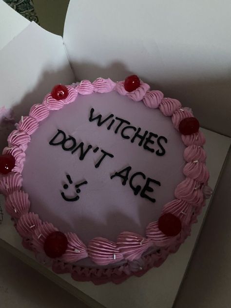 Witches Dont Age, Birthday Cake Quotes, Witch Cake, Cake Funny, Ugly Cakes, 17 Birthday Cake, Birthday Cake Writing, Cake Quotes, Cake Writing