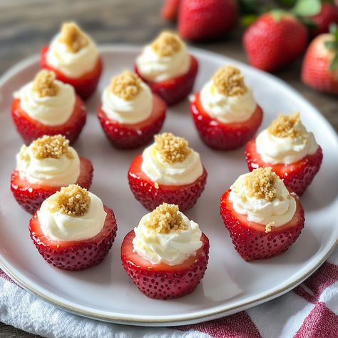 Strawberry Deviled Eggs, Cheesecake Deviled Strawberries, Deviled Strawberries Recipe, Deviled Strawberries, Hors Devours, Strawberry Snacks, Easy Cheesecake, Easy Strawberry, Low Fat Recipes