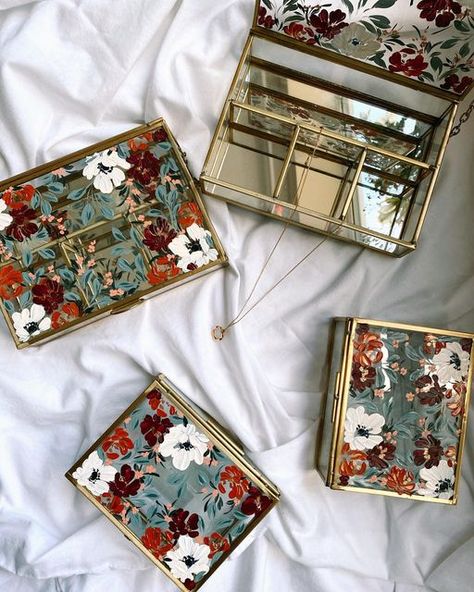 Glass Box Decor, Aesthetic Box Design, Jewelry Box Design, Jewelry Display Box, Glass Jewelry Box, My Style Bags, Art Decor Diy, Pottery Painting Designs, Painting Glassware