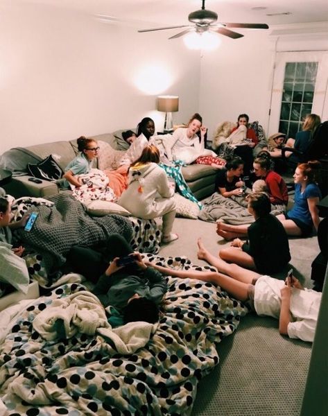 𝚙𝚒𝚗𝚝𝚎𝚛𝚎𝚜𝚝: 𝚊𝚗𝚗𝚊𝚐𝚛𝚊𝚌𝚎𝚎𝚗𝚍𝚛𝚎𝚜 Fun Sleepover Ideas, Fotos Goals, Best Friend Photoshoot, Best Friend Photos, Cute Friend Pictures, Summer Plans, Summer Goals, Bff Goals, Bestie Goals