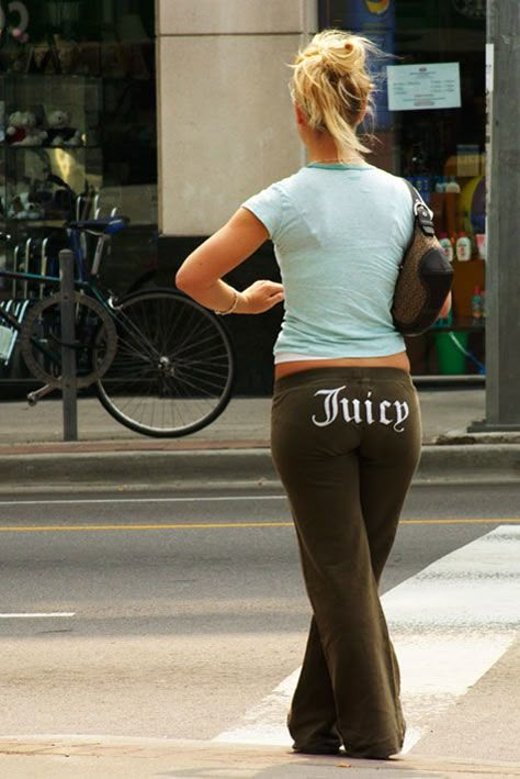 The word juicy should not be placed anywhere on your body and definitely not on your butt 2000s Looks, 2000s Juicy Couture, Juicy Couture Clothes, 2005 Fashion, 2000s Outfit, Juicy Couture Tracksuit, 2000s Fashion Trends, Outfits 2000s, 2000s Clothes