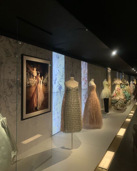 This post is dedicated to the Dior Museum located in Paris. I have never been more in awe… each and every room took my breath away with the most creative displays. My fashion heart grew a million times seeing the history of Dior right before my eyes. If you love fashion, put this museum on your list!!!!! #dior #diorgalerie #diormuseum #paris #diorparis Dior Museum, History Wallpaper, Fashion Museum, Dior Gown, Museum Fashion, Dior And I, Dior Dress, Museum Displays, Museums In Paris