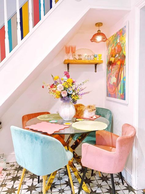 Unique Dining Room Ideas, Bright Cottagecore, Dining Room Bohemian, Floating Shelves For Kitchen, Apt Aesthetic, Funky Interior Design, Nyc Apartment Decorating, Cottage Dining Room, Decoration Studio