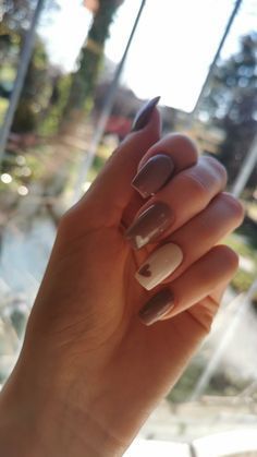 Beige Heart Nails, Nail Beige Design, Beige Valentines Nails, Brown And Cream Nail Designs, Light Brown And White Nails, Nude Nails With Heart Design, Cute Brown Nail Ideas, Short Beige Nails, Braun Nails