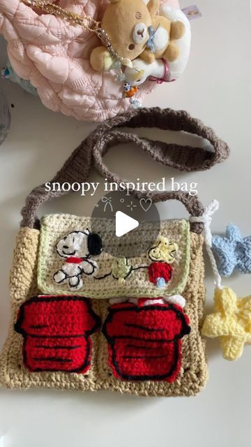 sun kissed stiches. on Instagram: "snoopy inspired baggg ⋆𐙚₊˚⊹♡  hehe hope you like it  the houses are pockets 👀   #crochet #crochetbag #crochetersofinstagram #crocheted #snoopy #snoopylover" Crochet Snoopy And Woodstock, Crochet Snoopy Bag, Crochet Snoopy Hat, Snoopy Granny Square, Crochet Projects For Winter, Snoopy Crochet Pattern Free, Peanuts Crochet, Snoopy Baby Clothes, Crochet Gift Ideas Quick