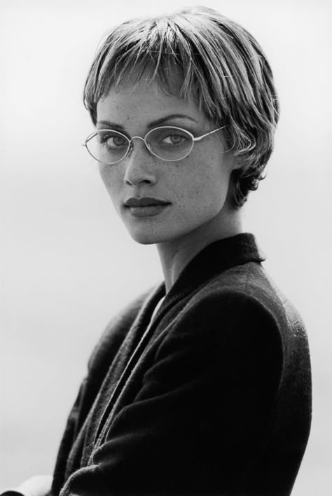 Hair Bob Short, 90s Glasses, Eyewear Campaign, Glasses Inspo, Glasses Inspiration, Amber Valletta, Sunglasses Store, Oval Glasses, Peter Lindbergh