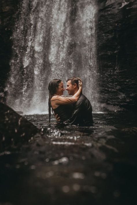 Waterfall Proposal, Couples Photoshoot Poses Romantic, Water Engagement Photos, Waterfall Engagement, Proposal Pictures, Lake Photoshoot, Waterfall Wedding, Waterfall Pictures, Pre Wedding Videos