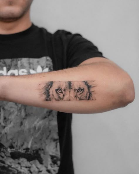 Small But Unique Tattoos, Lion Tattoo With Words, 1970 Tattoo Ideas, Leo The Lion Tattoos, Lion Back Tattoos Men, Lions Tattoo Men, Lion Tattoo For Man, Tattoo Lion Men, Leo Tattoos Men