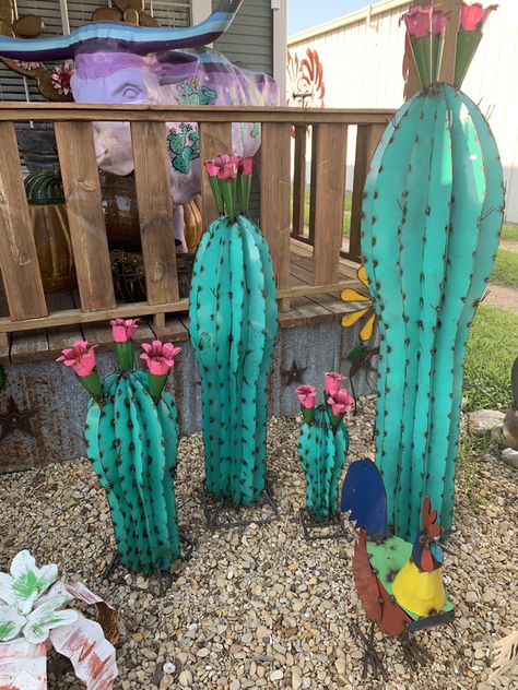 Metal Plants Landscaping, Cactus Mailbox Ideas, Metal Cactus Garden, Metal Cactus Yard Art Diy, Metal Cactus Decor, Concrete Cactus, Metal Cactus Yard Art, Cactus Bed, Western Metal Yard Art